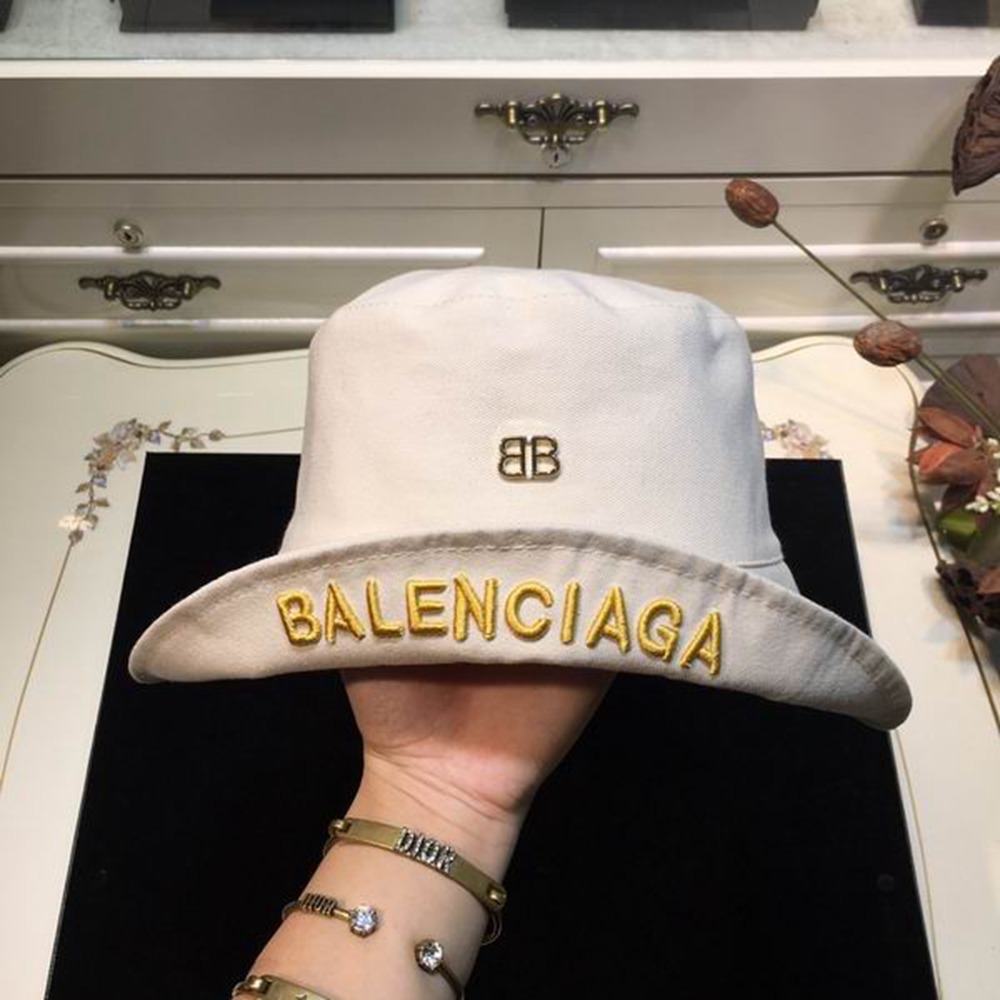 Ba*len*cia*ga hat